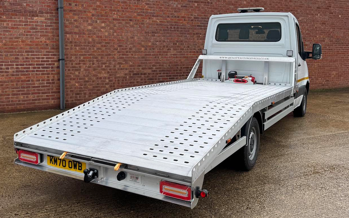 3.5T closed deck Beavertail body